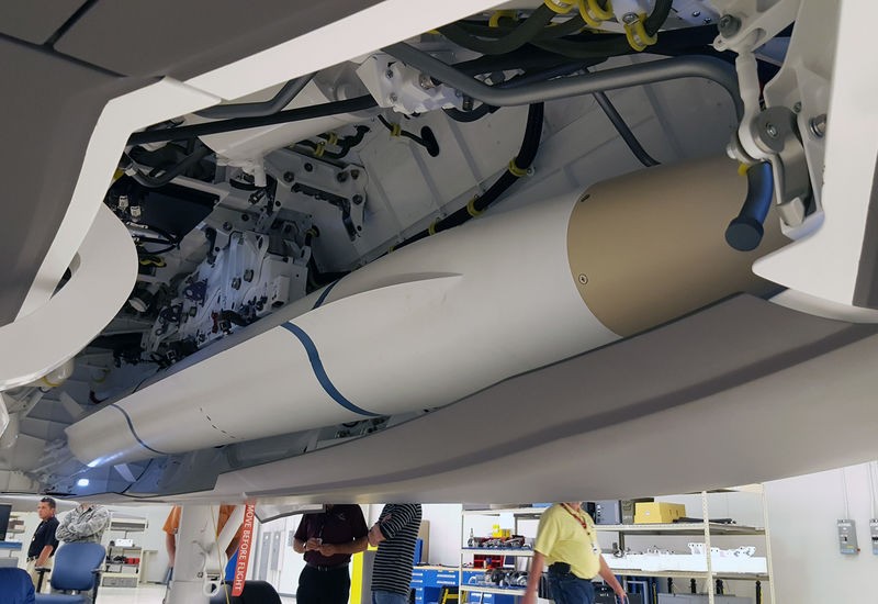 Tên lửa chống radar tiên tiến AGM-88G – tầm bắn mở rộng (AARGM-ER) trong khoang vũ khí F-35C. Ảnh: Military Aerospace.