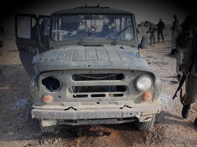 Chiếc xe Uaz chở các quân nhân Nga, bị các tay súng khủng bố bắn nát.