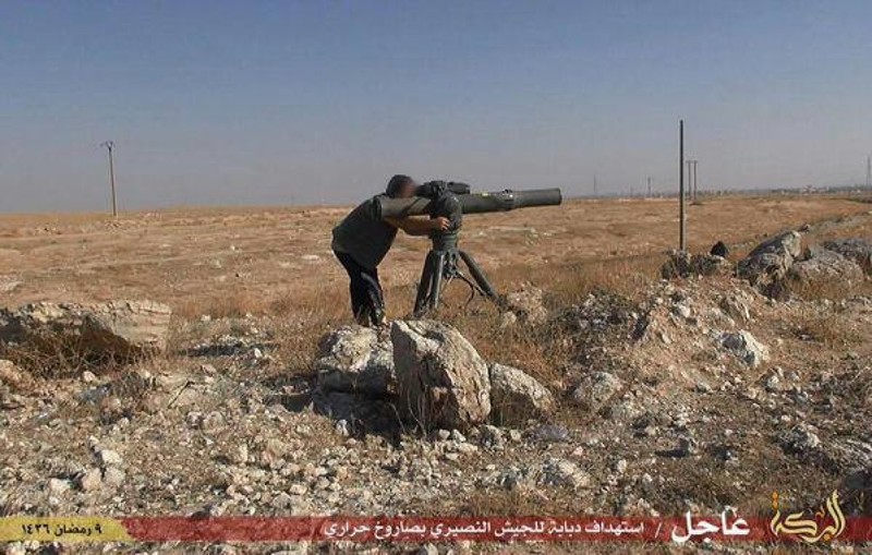 Một tay súng khủng bố IS sử dụng tên lửa chống tăng TOW trên chiến trường Deir Ezzor