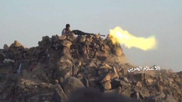 Một chiến binh Houthi chiến đấu trên cao điểm ở tình Dali. Ảnh minh họa truyền thông quân sự Yemen. 
