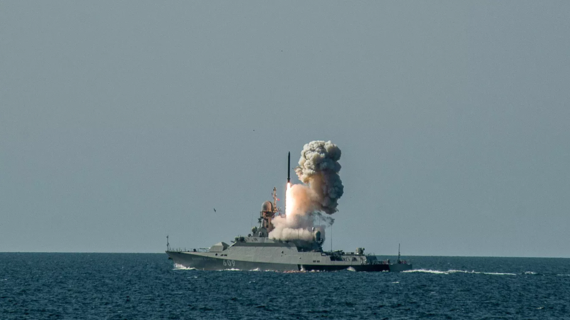 Chiến hạm Nga phóng tên lửa hành trình Kalibre. Ảnh Bộ Quốc phòng Nga.
