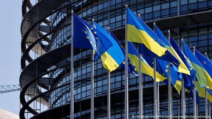Cờ của EU và Ukraine trước tòa nhà Nghị viện châu Âu. Ảnh ĐW