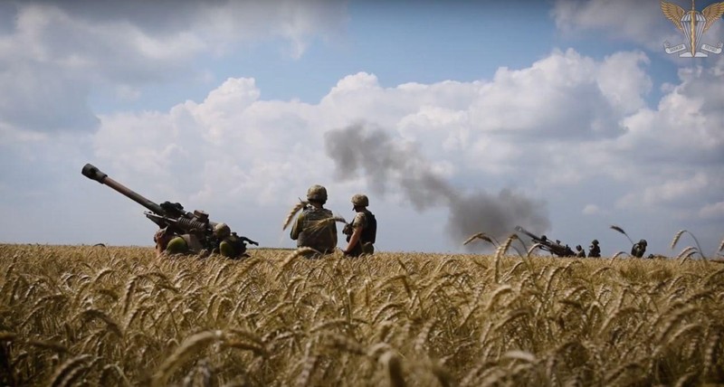 Lính dù Ukraine, sử dụng pháo 105mm L119 của Anh ở Kherson. Ảnh mil.in.ua