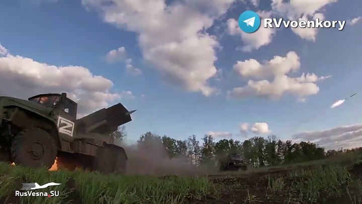 Pháo phản lực quân đội Nga pháo kích vào chiến tuyến quân Ukraine. Ảnh video RusVesna. 
