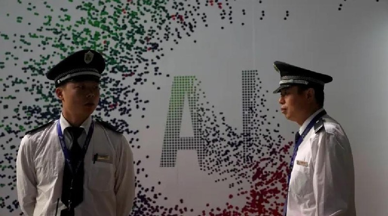Các nhân viên an ninh trước biển quảng cáo AI (Trí tuệ nhân tạo) tại sự kiện Huawei Connect thường niên ở Thượng Hải, Trung Quốc, ngày 18/9/2019. Ảnh Reuters