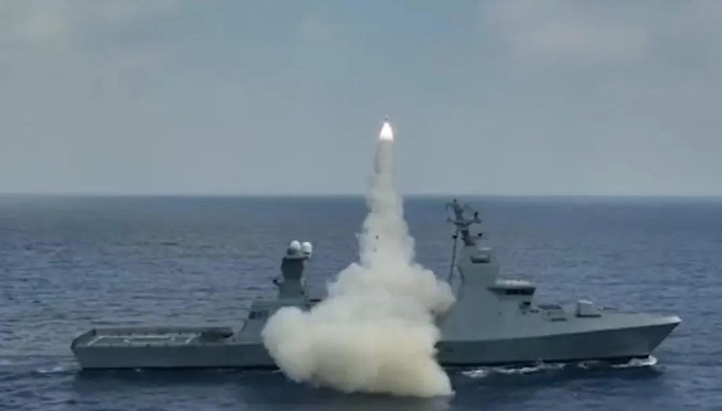 Hộ tống hạm INS Oz lớp Sa'ar 6 của Hải quân Israel phóng thử nghiệm tên lửa chống hạm Gabriel 5. Ảnh video Hải quân Israel. 