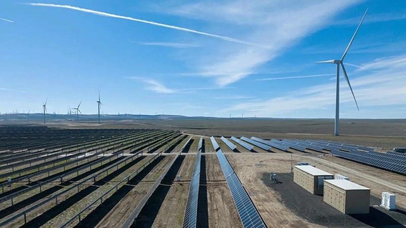 Nhà máy năng lượng quy mô tiện ích đầu tiên kết hợp năng lượng mặt trời, gió và pin lưu trữ phía bắc bang Oregon. Ảnh Interesting Engineering.