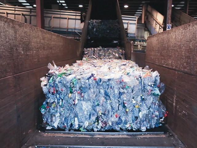 Rác thải nhựa đưa vào tái chế. Ảnh E&T