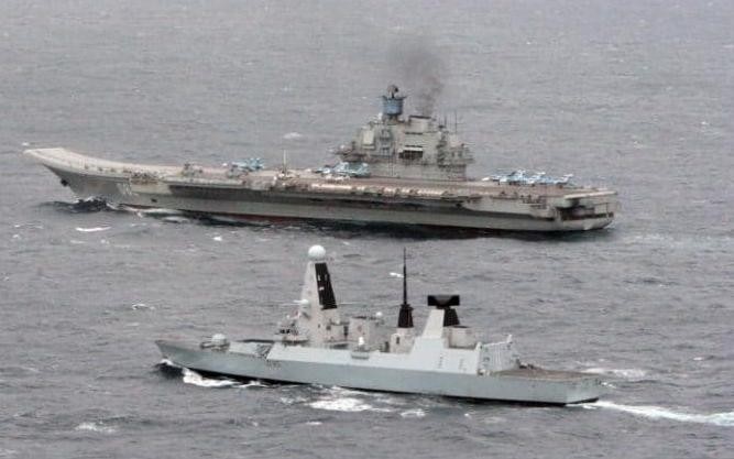 Tàu khu trục tên lửa HMS Dragon Hải quân hoàng gia Anh giám sát tàu sân bay Kuznetsov Nga đi qua eo biển Măng Sơ. Ảnh: The Telegraph.