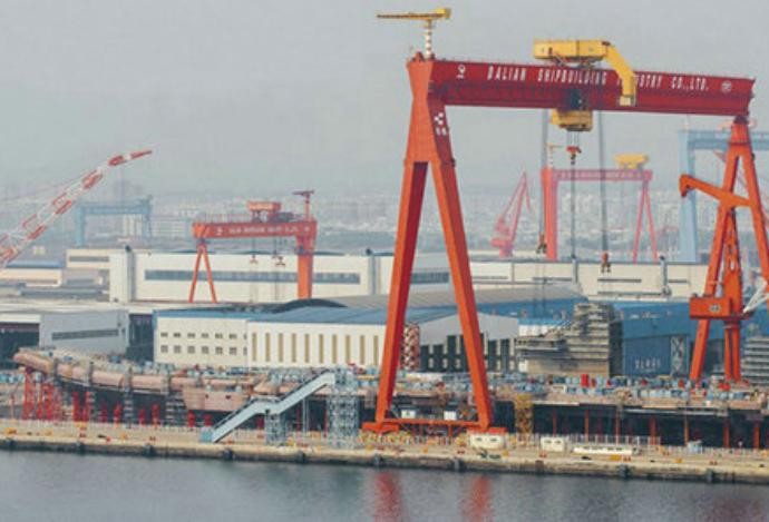 Trung Quốc đang chế tạo tàu sân bay nội đầu tiên. Ảnh: Cankao