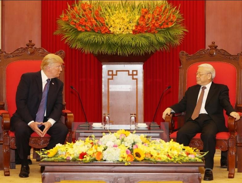 Tổng Bí thư Nguyễn Phú Trọng tiếp Tổng thống Mỹ Donald Trump (trái). 