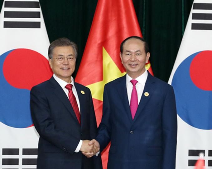 Tổng thống Hàn Quốc Moon Jae-in và Chủ tịch nước Trần Đại Quang. Ảnh: Korea.net.