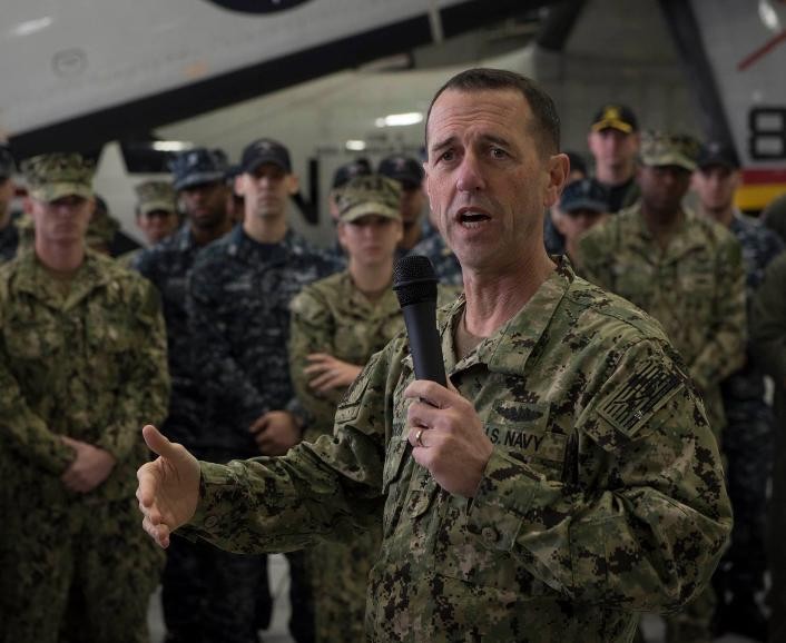 Đô đốc John Richardson. Tư lệnh hải quân Mỹ trên tàu sân bay USS Ronald Reagan. Ảnh: Facebook.