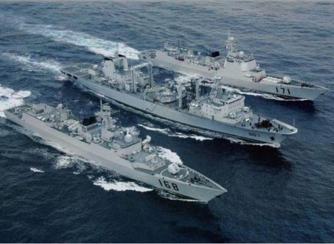 Tàu tiếp tế Vi Sơn Hồ số hiệu 887 Type 903 đang tiến hành tiếp tế cho 2 tàu khu trục của Hạm đội Nam Hải, hải quân Trung Quốc. Ảnh: Sina.