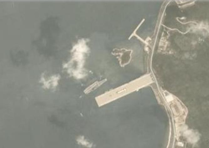 Tàu sân bay Liêu Ninh xuất hiện ở quân cảng Tam Á ngày 24/3/2018. Ảnh: Sina.