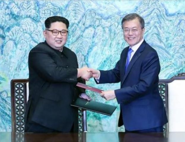 Nhà lãnh đạo Triều Tiên và Hàn Quốc ký kết Tuyên bố Panmunjom. Ảnh: Sina.