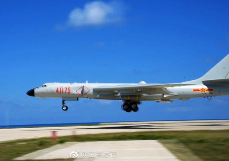Máy bay ném bom H-6K không quân Trung Quốc được cho là đã lần đầu tiên huấn luyện cất hạ cánh phi pháp trên sân bay ở Biển Đông. Ảnh: News.ifeng.com.