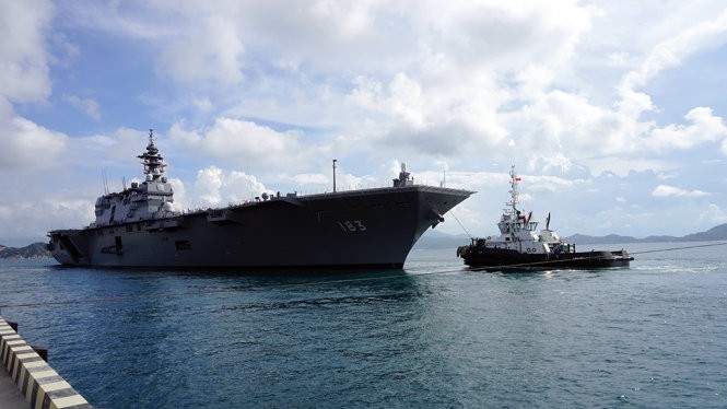 Chiến hạm Izumo tại cảng Cam Ranh