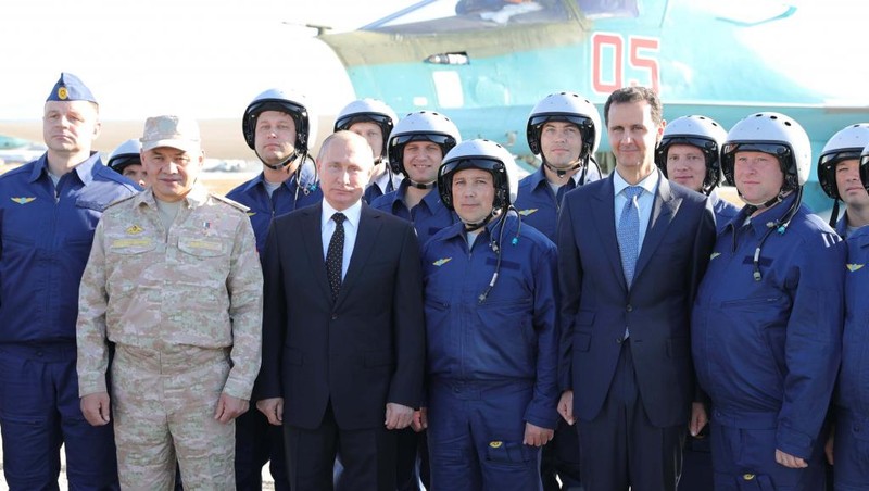 Ông Putin đã bất ngờ tới Syria hạ lệnh rút quân đội Nga sau khi đánh bại IS