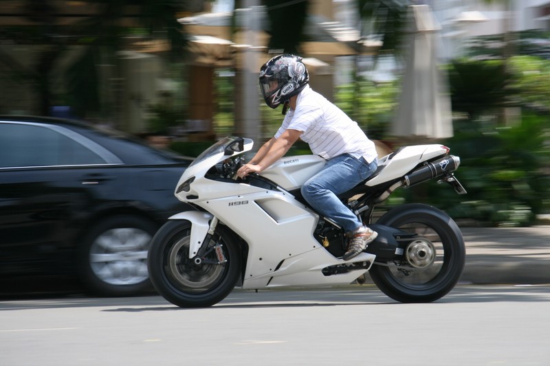 Cảm nhận sportbike huyền thoại Ducati 1198 tại Sài Gòn