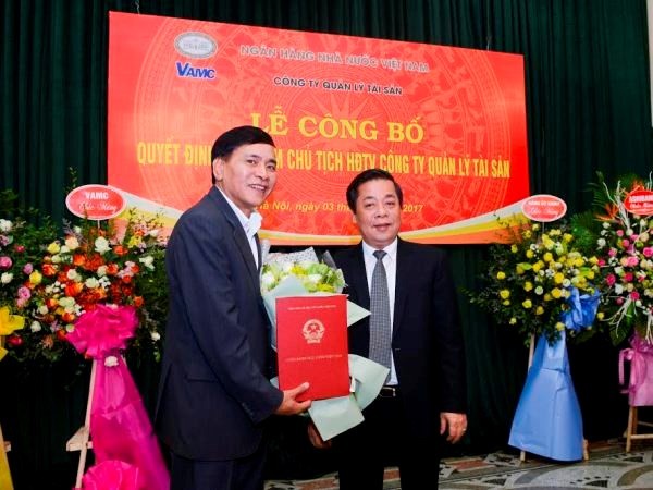 Phó Thống đốc Nguyễn Kim Anh trao Quyết định bổ nhiệm Chủ tịch HĐTV VAMC cho ông Nguyễn Tiến Đông (trái). (Nguồn: Ngân hàng Nhà nước)