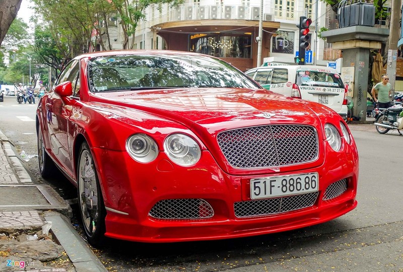 Đối đầu 4 xe máy siêu xe Bentley gặp hạn ở Hà Nội