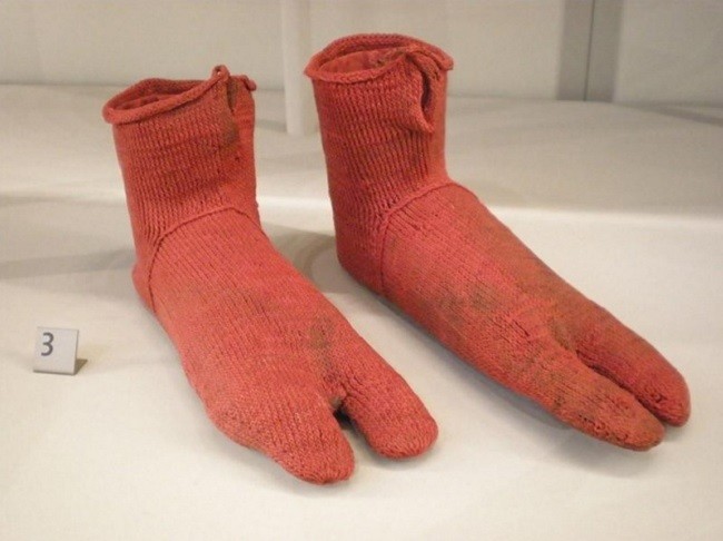 1. Đôi tất cổ nhất (1.500 tuổi). Những đôi tất len này từ Ai Cập có nghĩa là được dùng để đi với dép và được làm từ khoảng năm 300 đến 499 sau Công nguyên. Chúng được phát hiện vào thế kỷ 19.
