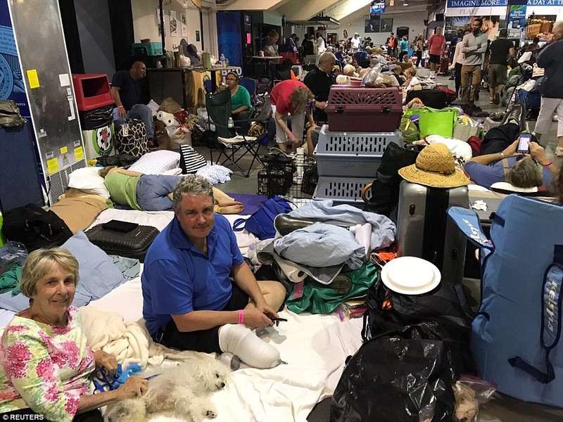 "Quái vật" Irma cuồng nộ khiến Florida (Mỹ) tan hoang ảnh 12