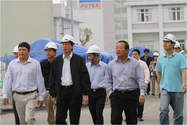 Ông Phùng Đình Thực (mặc áo khoác đen) trong một lần xuống nhà máy PVTex. Ảnh: Website PVTex
