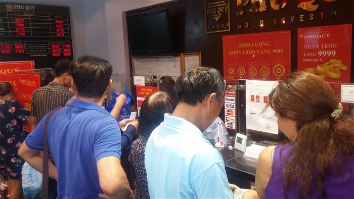 Người dân chờ mua vàng tại Hà Nội trong cơn "sốt vàng" đầu tuần trước.