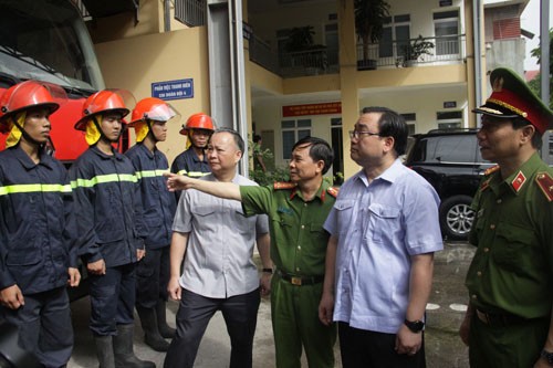 Bí thư Thành uỷ Hà Nội Hoàng Trung Hải (thứ 2 từ phải qua) tới thăm lực lượng cảnh sát PCCC. Ảnh: Võ Hải.