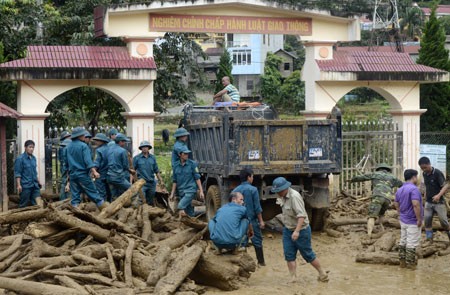 Lực lượng chức năng đang khắc phục hậu quả mưa lũ tại Yên Bái - Ảnh: Báo Yên Bái