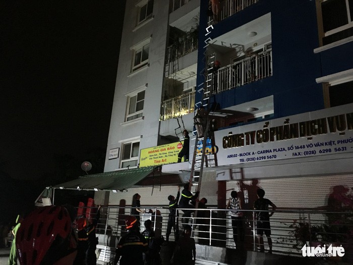 Lực luợng phòng cháy chữa cháy dùng thang giải cứu người mắc kẹt ở các tầng trên - Ảnh: LÊ PHAN