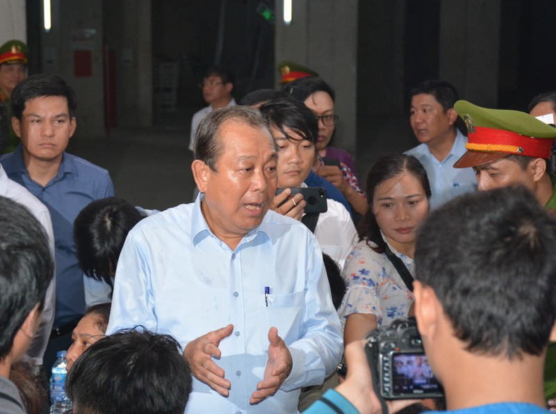 Phó Thủ tướng Trương Hòa Bình chia sẻ những mất mát của người dân tại chung cư Carina - Ảnh: VPG