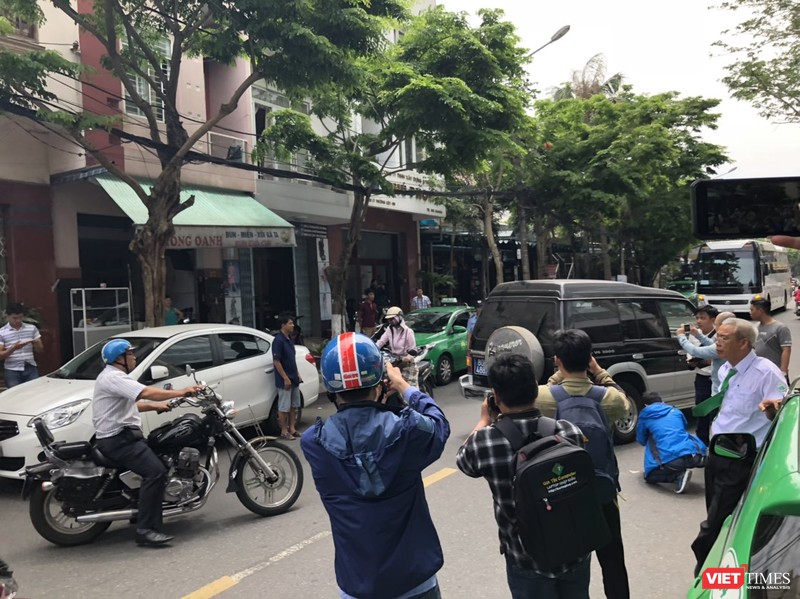 Khám xét nhà cựu Chủ tịch TP. Đà Nẵng: Công an thu giữ 1 máy tính và nhiều tài liệu ảnh 10 Khám xét nhà cựu Chủ tịch TP. Đà Nẵng: Công an thu giữ 1 máy tính và nhiều tài liệu ảnh 10