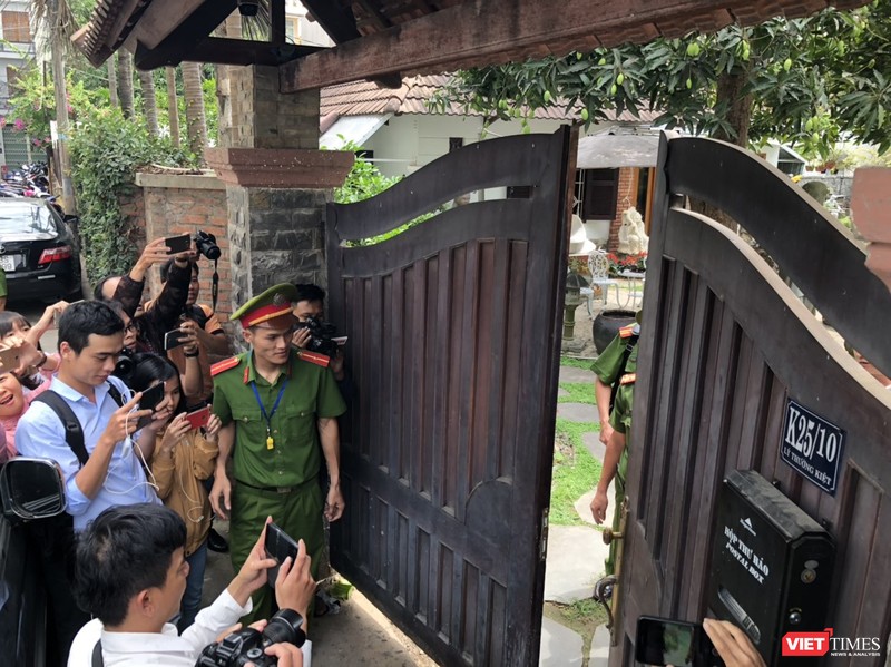 Khám xét nhà cựu Chủ tịch TP. Đà Nẵng: Công an thu giữ 1 máy tính và nhiều tài liệu ảnh 3 Khám xét nhà cựu Chủ tịch TP. Đà Nẵng: Công an thu giữ 1 máy tính và nhiều tài liệu ảnh 3