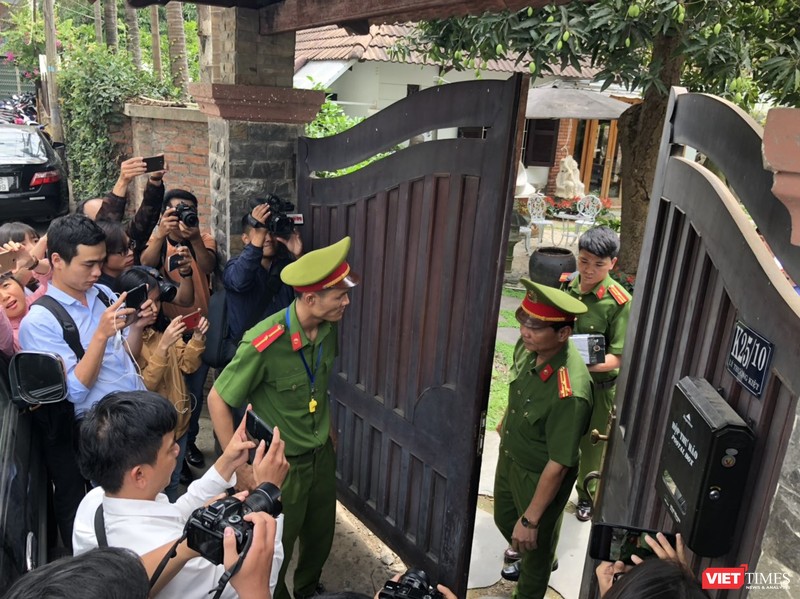 Khám xét nhà cựu Chủ tịch TP. Đà Nẵng: Công an thu giữ 1 máy tính và nhiều tài liệu ảnh 4 Khám xét nhà cựu Chủ tịch TP. Đà Nẵng: Công an thu giữ 1 máy tính và nhiều tài liệu ảnh 4