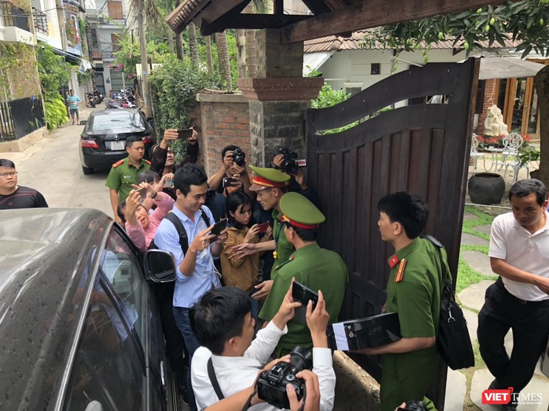 Khám xét nhà cựu Chủ tịch TP. Đà Nẵng: Công an thu giữ 1 máy tính và nhiều tài liệu ảnh 5 Khám xét nhà cựu Chủ tịch TP. Đà Nẵng: Công an thu giữ 1 máy tính và nhiều tài liệu ảnh 5