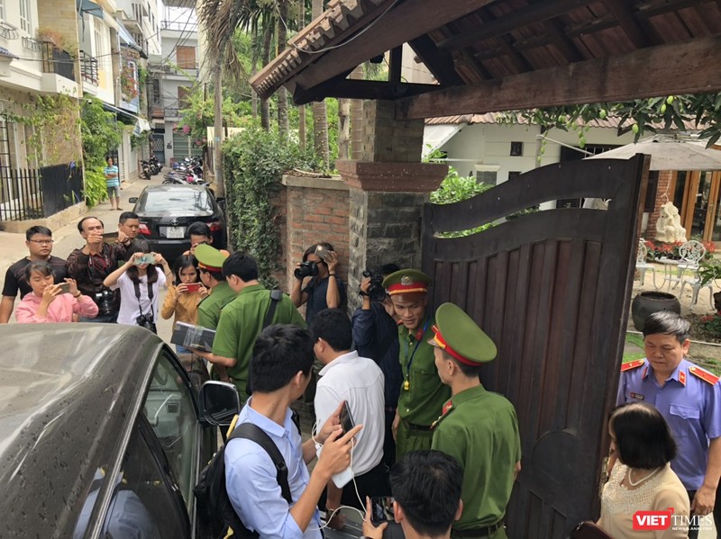 Khám xét nhà cựu Chủ tịch TP. Đà Nẵng: Công an thu giữ 1 máy tính và nhiều tài liệu ảnh 6 Khám xét nhà cựu Chủ tịch TP. Đà Nẵng: Công an thu giữ 1 máy tính và nhiều tài liệu ảnh 6