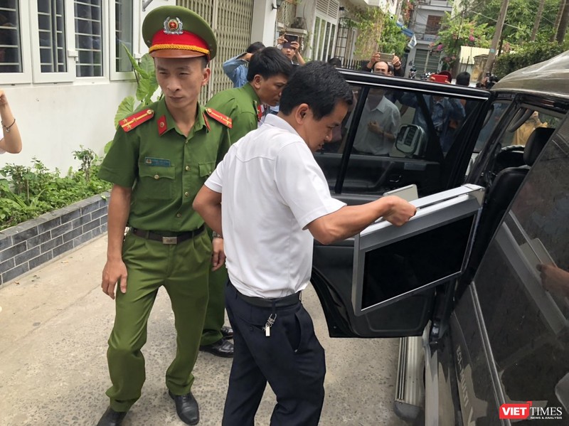 Công an thu giữ một máy tính sau khi khám xét nhà ông Trần Văn Minh.