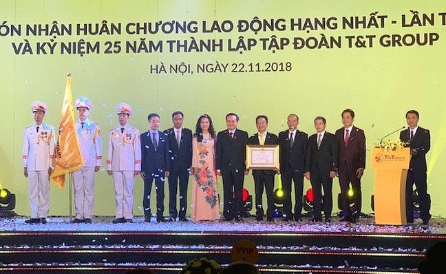 Thay mặt Đảng, Nhà nước, Ủy viên Trung ương Đảng, Phó Chủ tịch Quốc hội Phùng Quốc Hiển đã trao tặng Huân chương Lao động hạng Nhất lần thứ hai cho T&T Group.