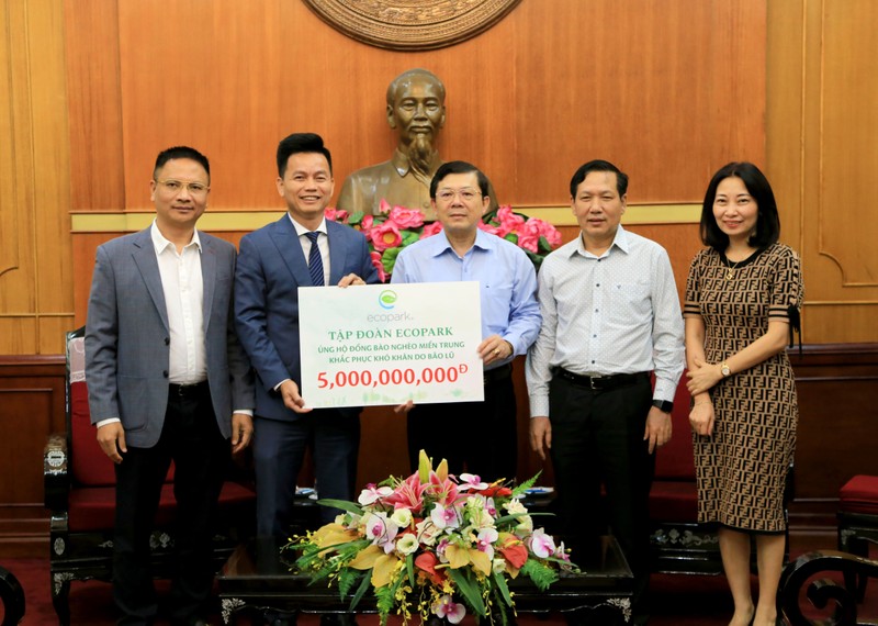 Ông Trần Quốc Việt – Tổng Giám đốc Tập đoàn Ecopark (bên trái) trao số tiền hỗ trợ cho đồng bào miền Trung thông qua Ủy ban Trung ương Mặt trận Tổ quốc Việt Nam.