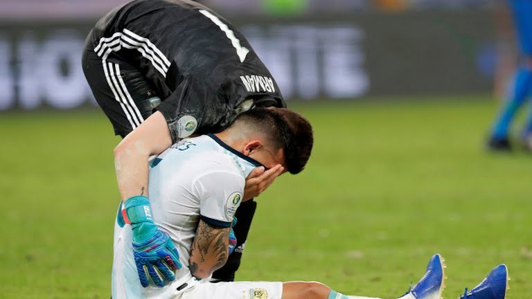 In dấu giày trong 2 bàn thắng của Brazil tiền đạo G.Jesus đã chính thức tiễn Lionel Messi rời khỏi Copa America 2019 (ảnh CNN)