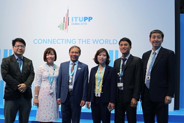 Đoàn Việt Nam tham dự Hội nghị ( Ông Đoàn Quang Hoan đứng thứ 3 từ trái sang phải)