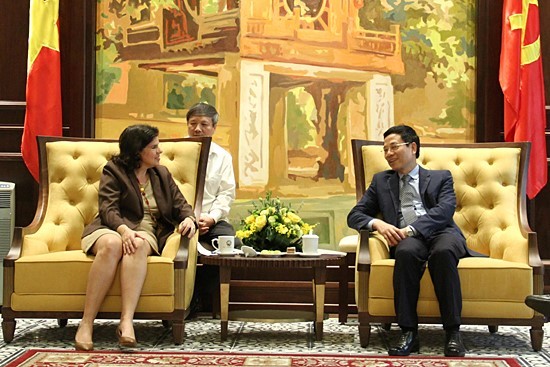 Bộ trưởng Nguyễn Mạnh Hùng tiếp bà Lianys Torres Rivera, Đại sứ Cuba tại Việt Nam.