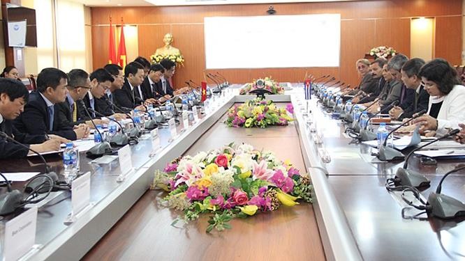 Bộ trưởng Bộ TT&TT Việt Nam Nguyễn Mạnh Hùng tiếp Bộ trưởng Bộ Truyền thông Cuba