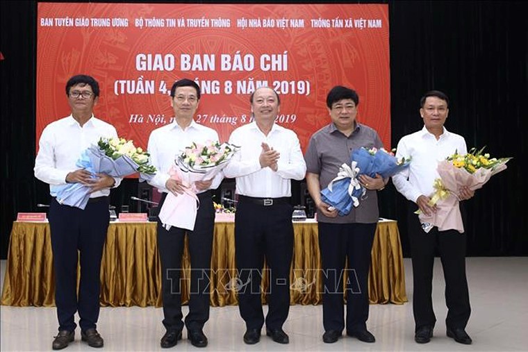 Đồng chí Võ Văn Phuông, Phó trưởng ban thường trực Ban Tuyên giáo Trung ương tặng hoa chúc mừng 4 cơ quan báo chí.