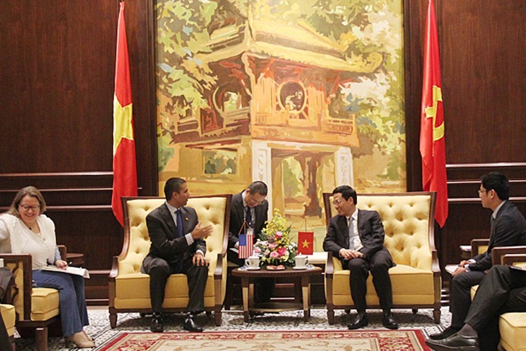 Bộ trưởng Nguyễn Mạnh Hùng tiếp ông Ajit Pai