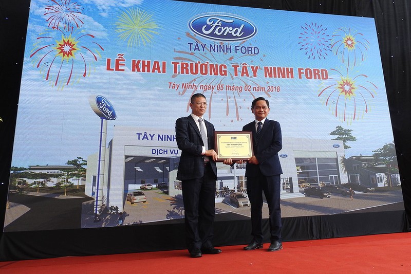 Ông Phạm Văn Dũng - TGĐ Ford Việt Nam trao giấy chứng nhận Tây Ninh Ford trở thành đại lý ủy quyền chính hãng của Ford