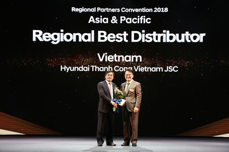 Ông Nguyễn Anh Tuấn - Chủ tịch HĐQT Tập đoàn Thành Công nhận giải thưởng từ lãnh đạo Hyundai Motor